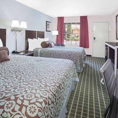 Days Inn By Wyndham Market Center Dallas Love Field Ngoại thất bức ảnh