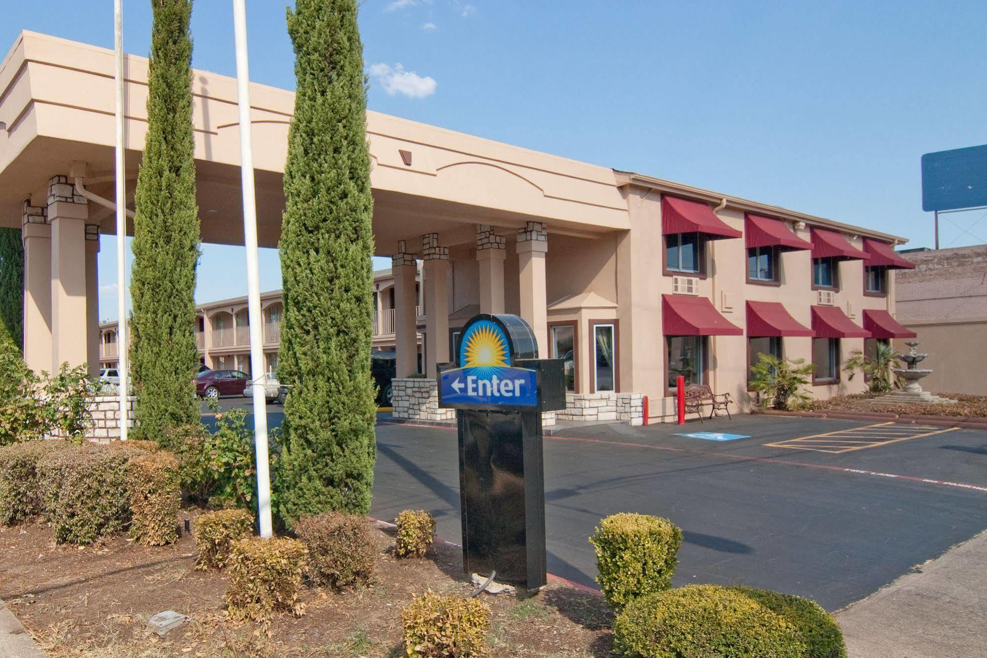 Days Inn By Wyndham Market Center Dallas Love Field Ngoại thất bức ảnh
